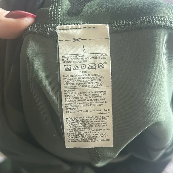 Old Navy Active Green Camo Elevate Leggings - Picture 6 of 6